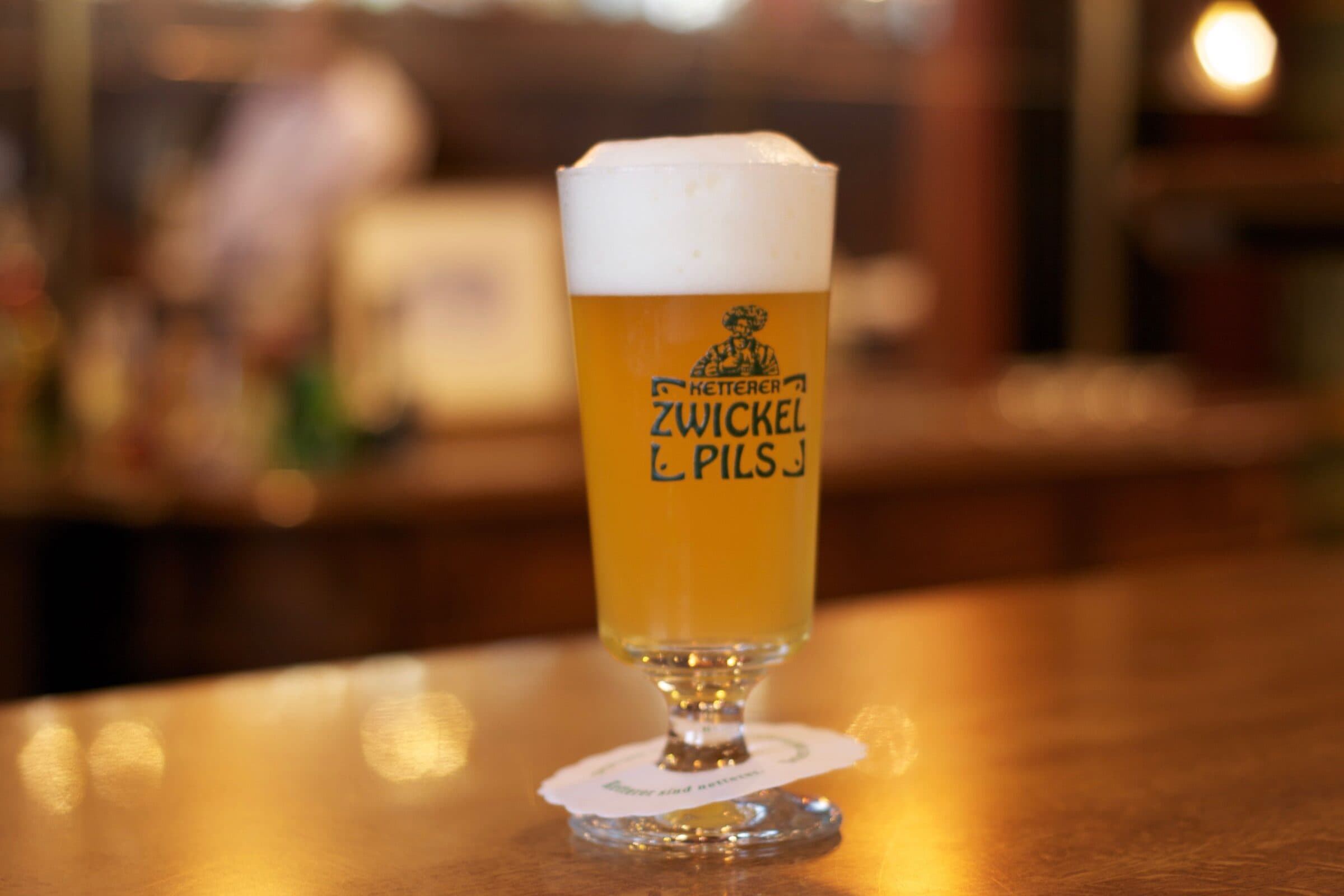 Frisch gezapftes Ketterer Zwickel Pils auf dem Tresen der Brasserie Engel